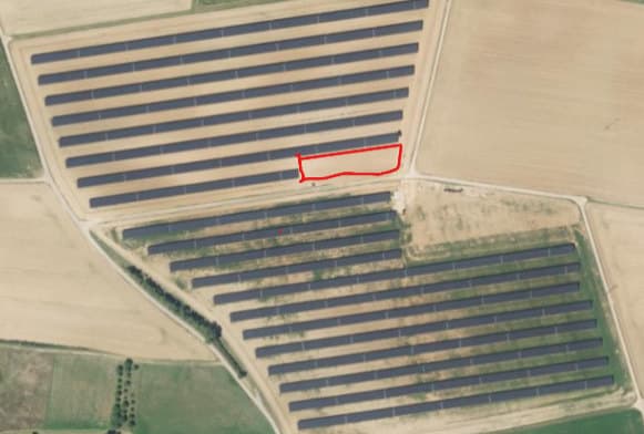 Luftbild eines Solarparks mit rot markierter Fläche für den geplanten Batteriespeicher