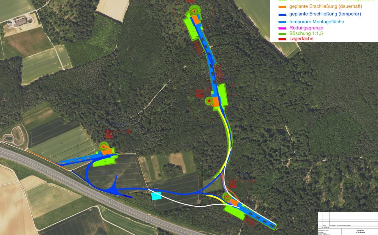 Lageplan des Windparks Uettingen auf einem Luftbild: Waldgebiet mit vier Anlagenstandorten, geplanter dauerhafter und temporärer Erschließung, Montageflächen und Rodungsgrenzen, unten die Autobahn