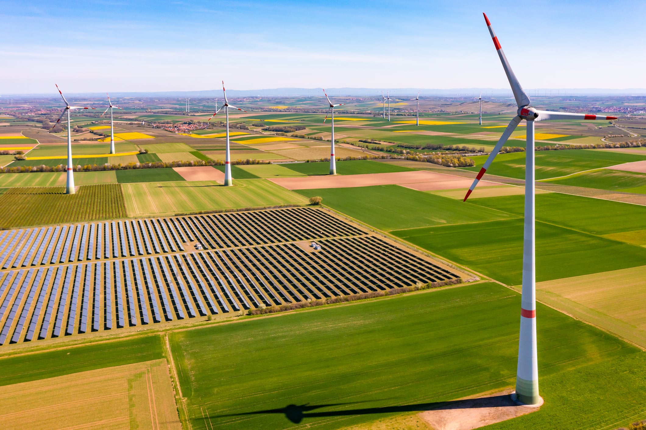 Windenergieanlagen und eine Photovoltaik-Freiflächenanlage in einer Agrarlandschaft