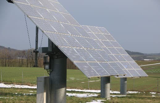 Nachgeführte Photovoltaikanlage auf einem Mast in winterlicher Landschaft