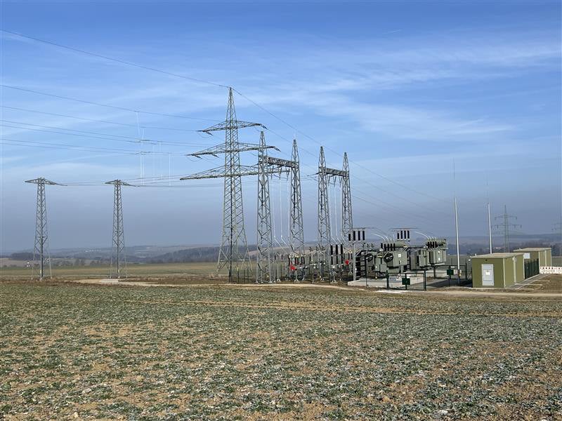 Umspannwerk Frankenstein mit Freileitungsmasten und Schaltanlage unter blauem Himmel